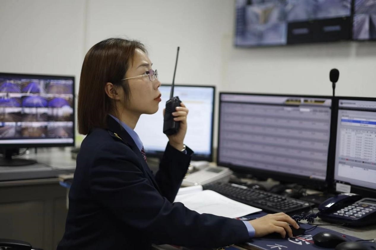 張華正在使用對講機溝通客運工作情況。蔡紫妍攝