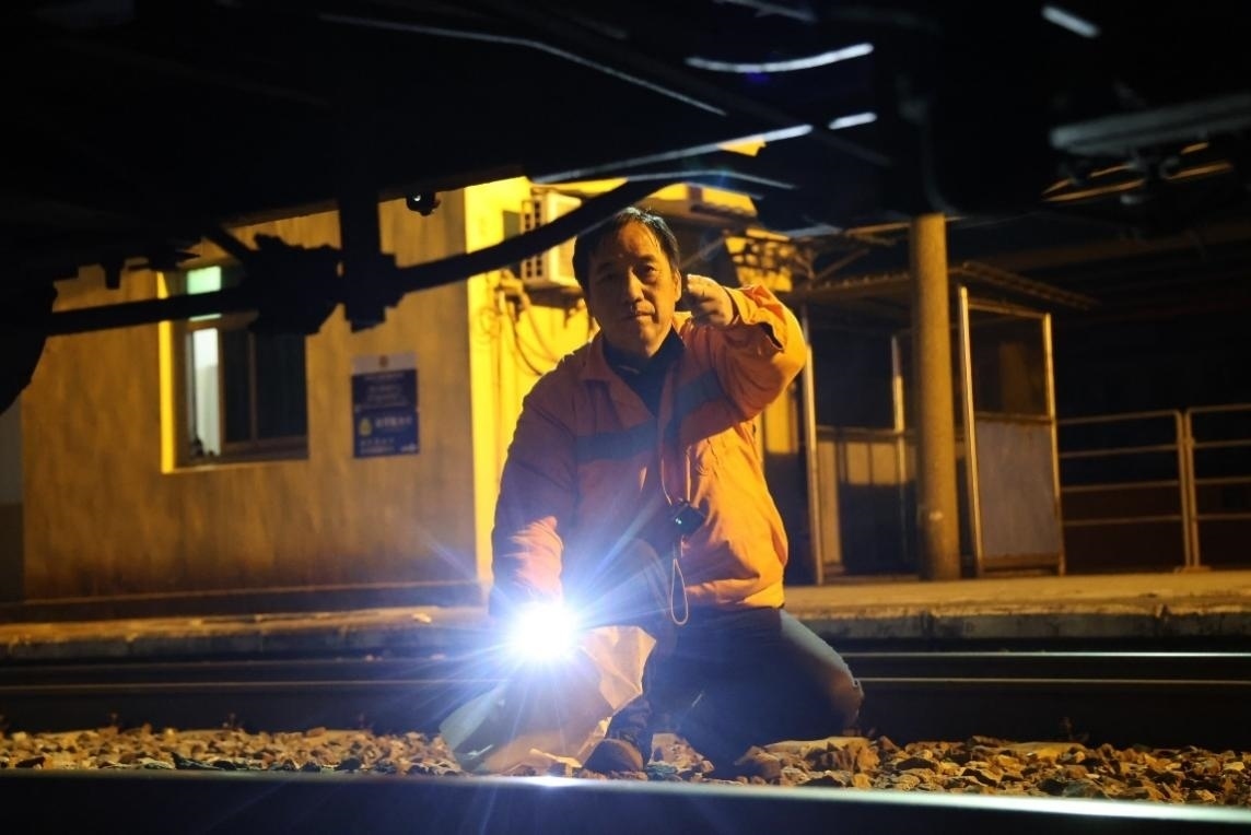 凌晨2點，李金饒正在檢查關(guān)門車。陸佳駿攝