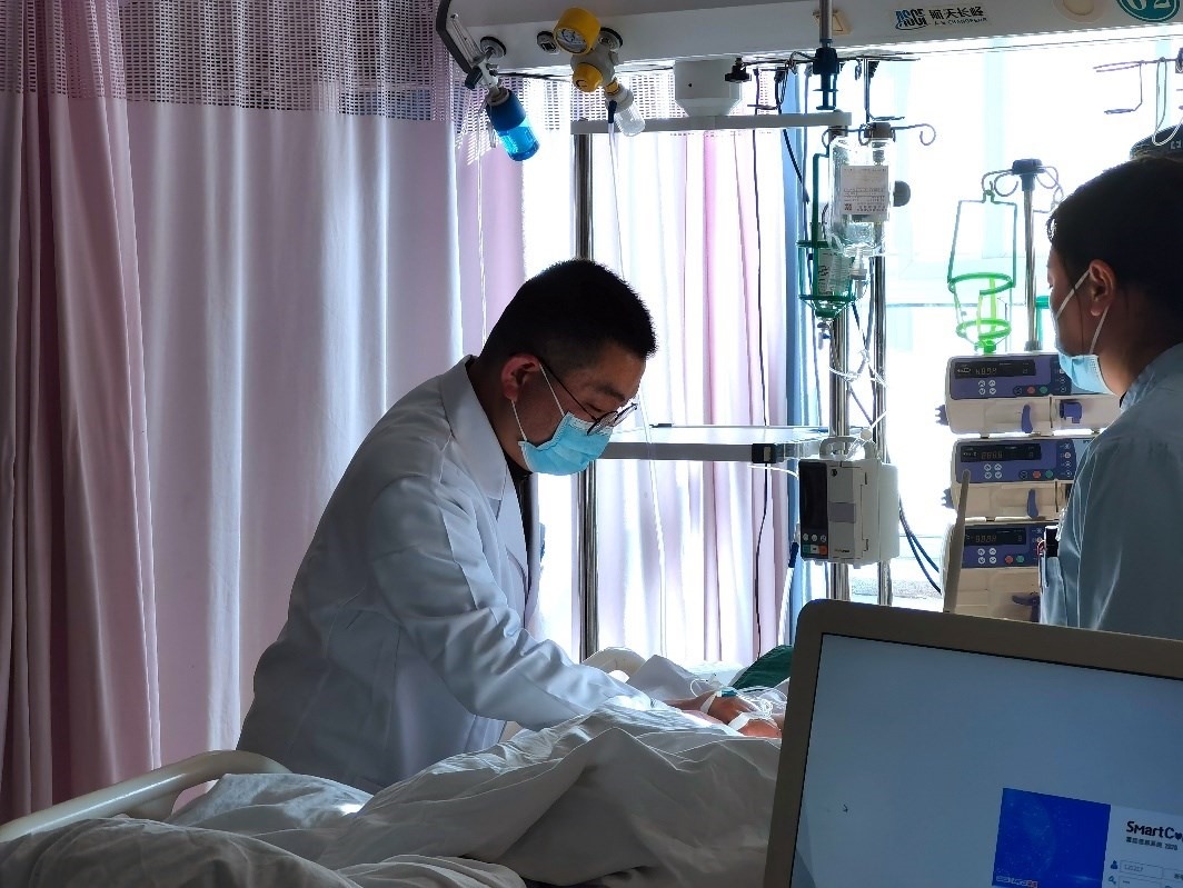 徐晉偉正在觀察患者體征。人民網(wǎng)記者 栗翹楚攝