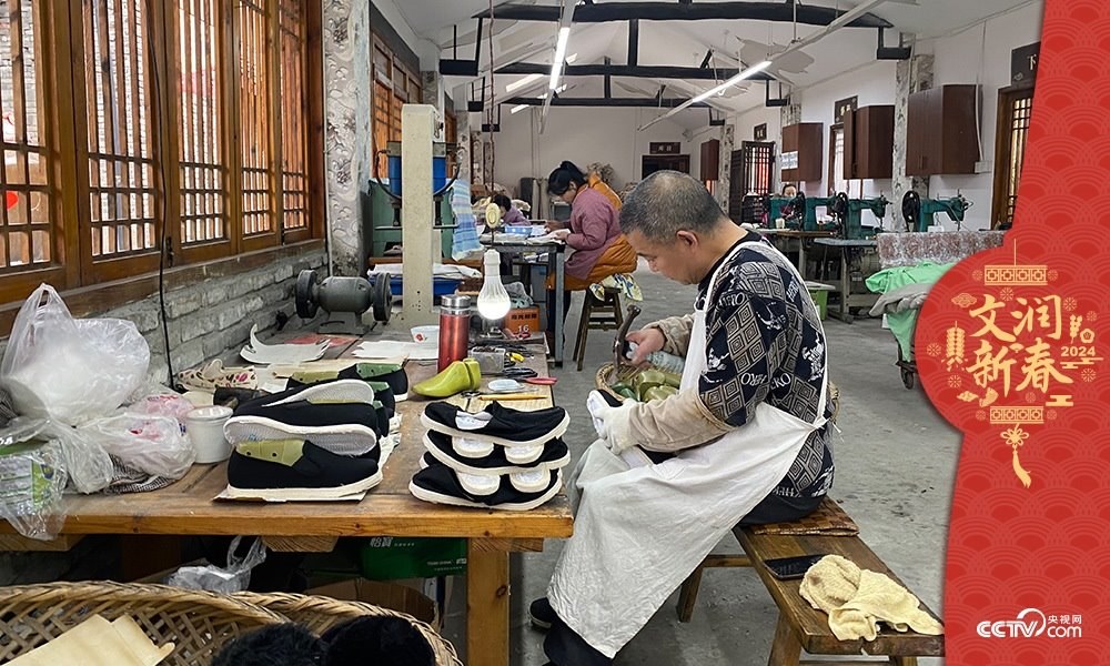 唐昌布鞋坊內(nèi)的工人正在趕制布鞋。王凡攝