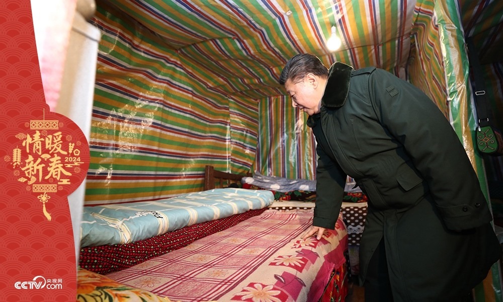 2018年2月11日，習(xí)近平總書記在四川三河村貧困戶吉好也求家中看望。