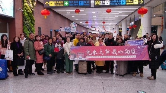 2月11日，一批馬來(lái)西亞游客抵達(dá)沈陽(yáng)桃仙國(guó)際機(jī)場(chǎng)。新華社發(fā)