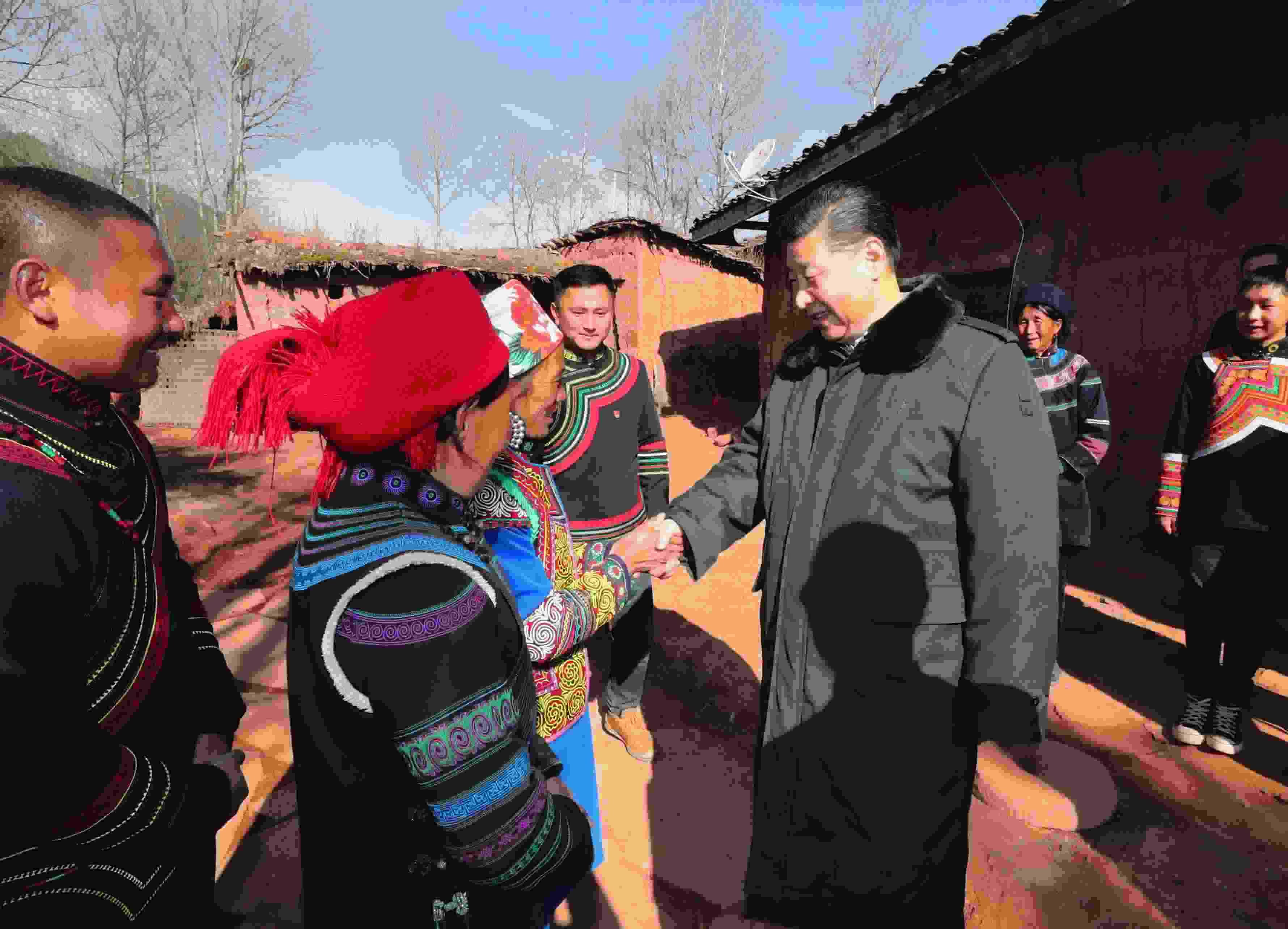 △ 2018年2月11日，習(xí)近平總書記驅(qū)車2個多小時，從四川西昌市來到位于大涼山深處的昭覺縣三岔河鄉(xiāng)三河村、解放鄉(xiāng)火普村，走進(jìn)彝族貧困群眾家中，看實情、問冷暖、聽心聲，同當(dāng)?shù)馗刹咳罕姽采叹珳?zhǔn)脫貧之策。