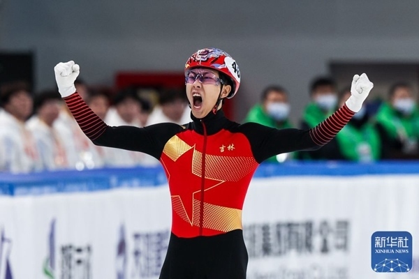 吉林隊選手孫龍沖線后慶祝勝利。新華社記者 李博 攝