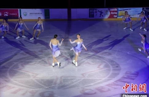 當(dāng)?shù)貢r(shí)間2月17日晚，青少年冰上春晚在加拿大多倫多舉行。圖為曾獲加拿大全國(guó)冠軍的一支青少年花滑隊(duì)進(jìn)行集體自由滑表演。 中新社記者 余瑞冬 攝