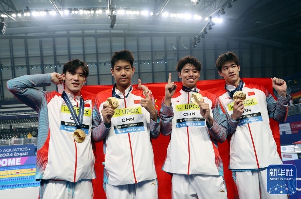 2月11日，2024年多哈游泳世錦賽男子4×100米自由泳接力決賽，中國隊選手王浩宇、張展碩、季新杰和潘展樂（從左到右）在頒獎儀式后合影慶祝。新華社記者 雒圓 攝
