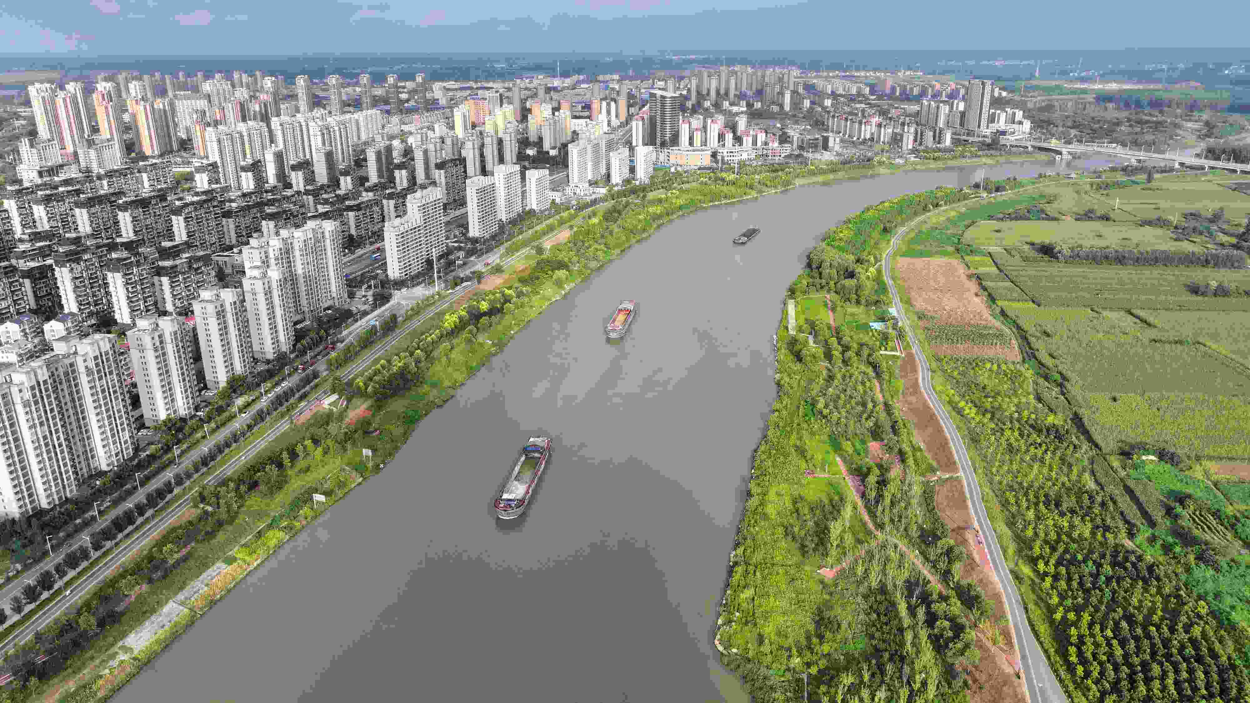 △ 2023年8月21日，安徽阜陽，初秋時節(jié)，界首城市建設(shè)與沙潁河水系、橋梁和綠植相映襯，構(gòu)成一幅生態(tài)宜居的美麗畫卷。