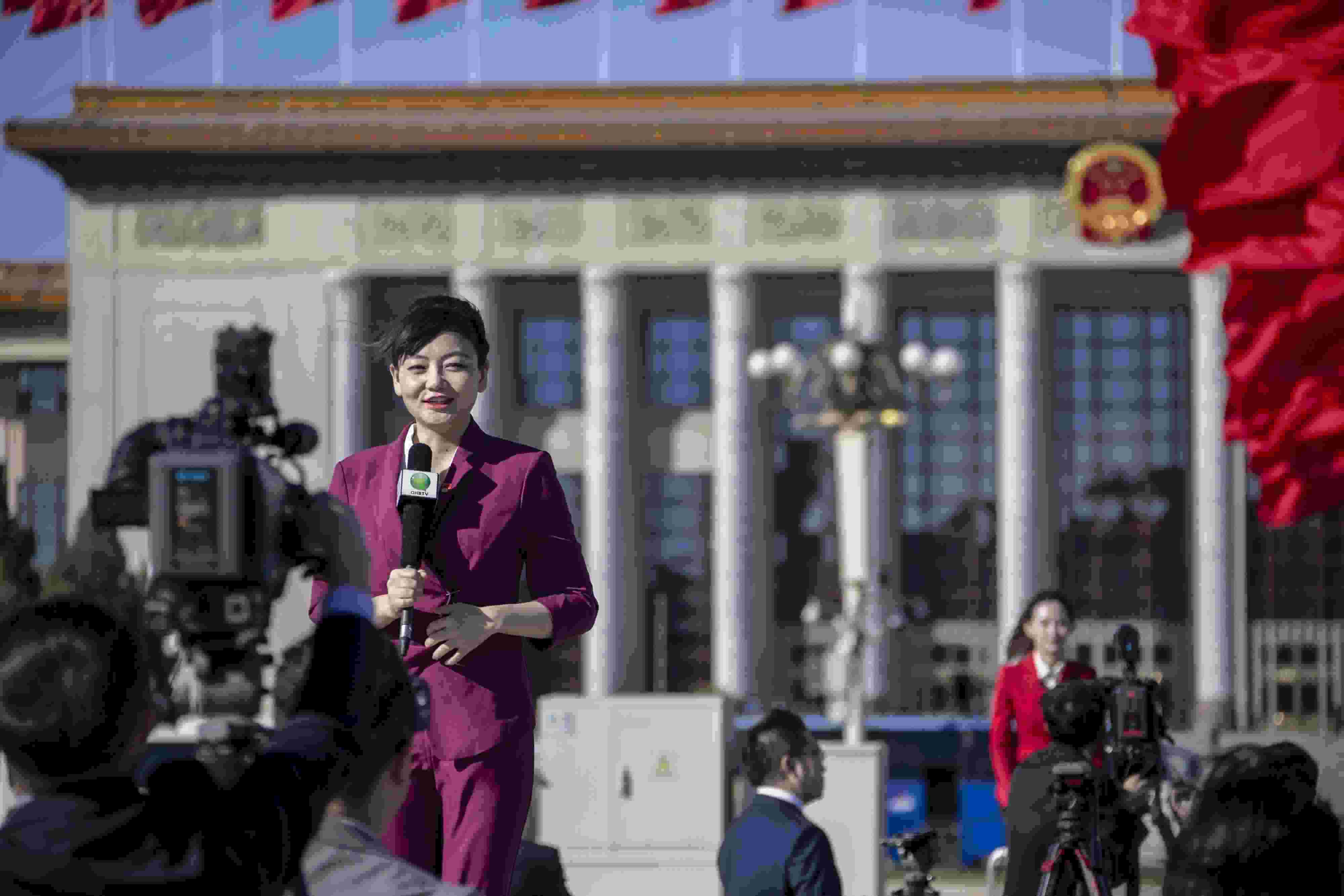 △ 2022年10月22日，北京人民大會(huì)堂，中國(guó)共產(chǎn)黨第二十次全國(guó)代表大會(huì)勝利閉幕，媒體記者戶(hù)外進(jìn)行現(xiàn)場(chǎng)報(bào)道。