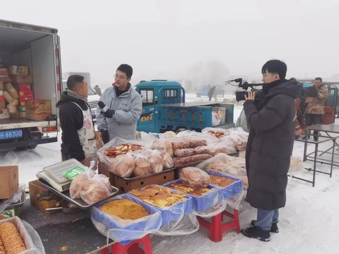 △ 2024年1月1日，在中央廣播電視總臺(tái)中央電視臺(tái)《新年新愿》報(bào)道中，遼寧營(yíng)口鲅魚(yú)圈區(qū)大集賣(mài)餅干的小哥憨態(tài)可掬的表情、生機(jī)勃勃的臉龐、充滿煙火氣的新年愿望，讓他火爆出圈。