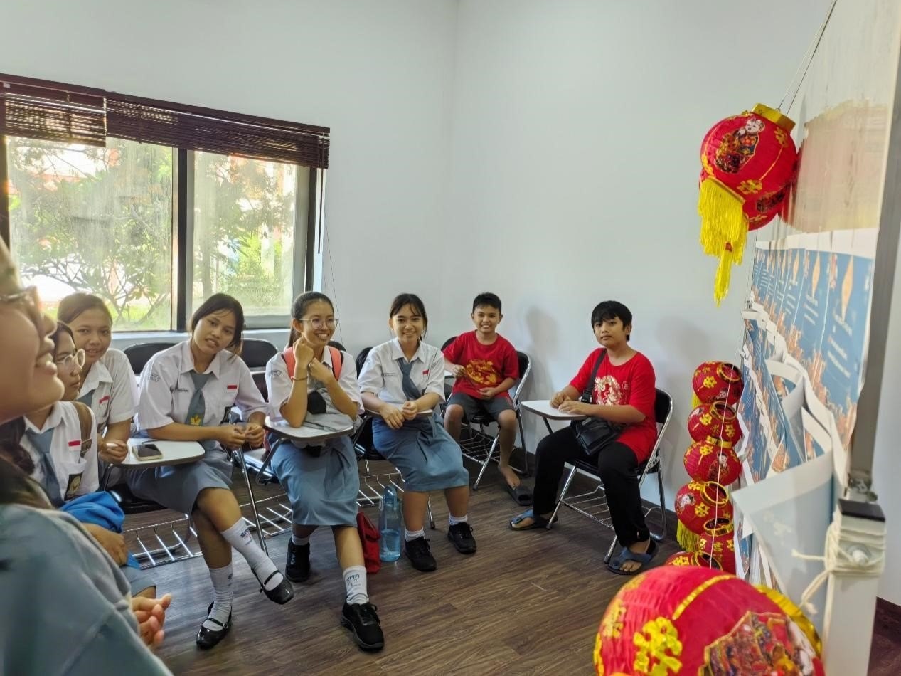 學(xué)生們踴躍參與猜燈謎活動。巴陵康孔子學(xué)院供圖