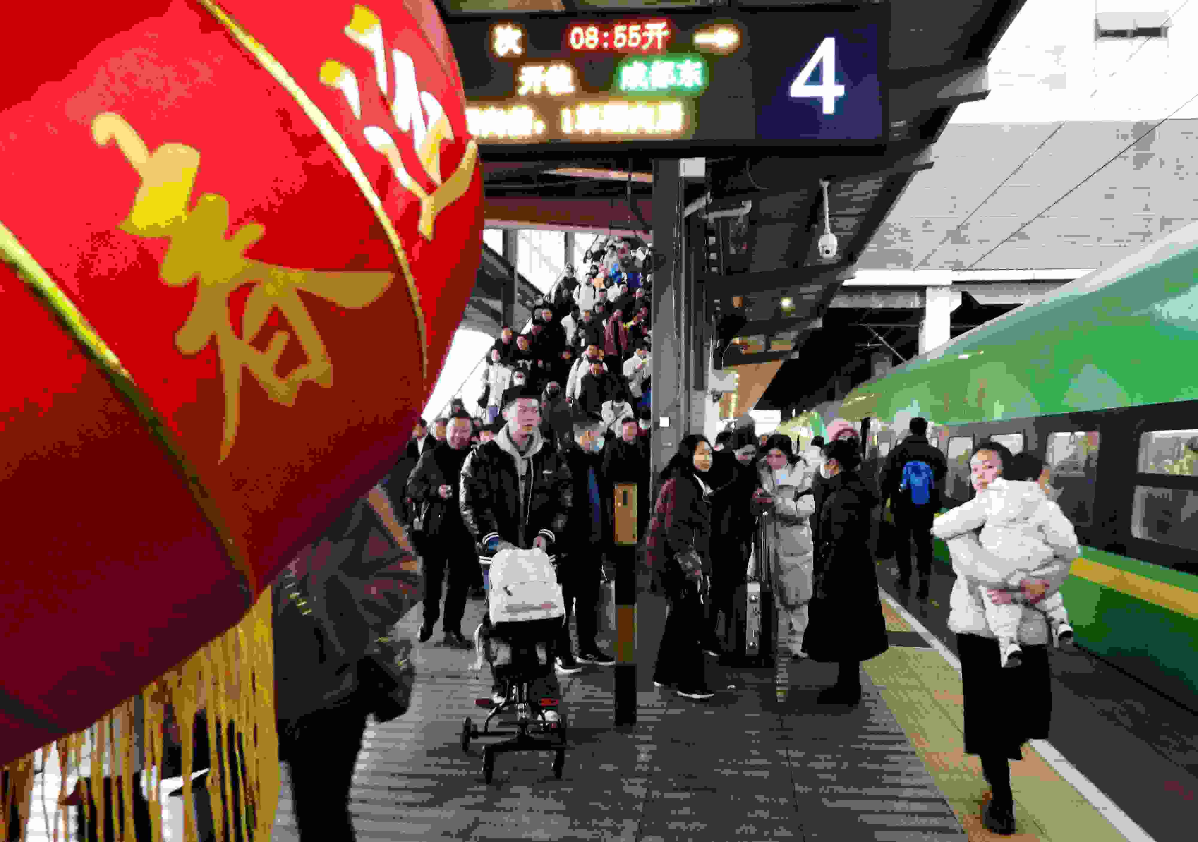 △ 2024年1月26日，四川省達州市車站，準備乘坐“復興號”動車組列車出行的旅客。