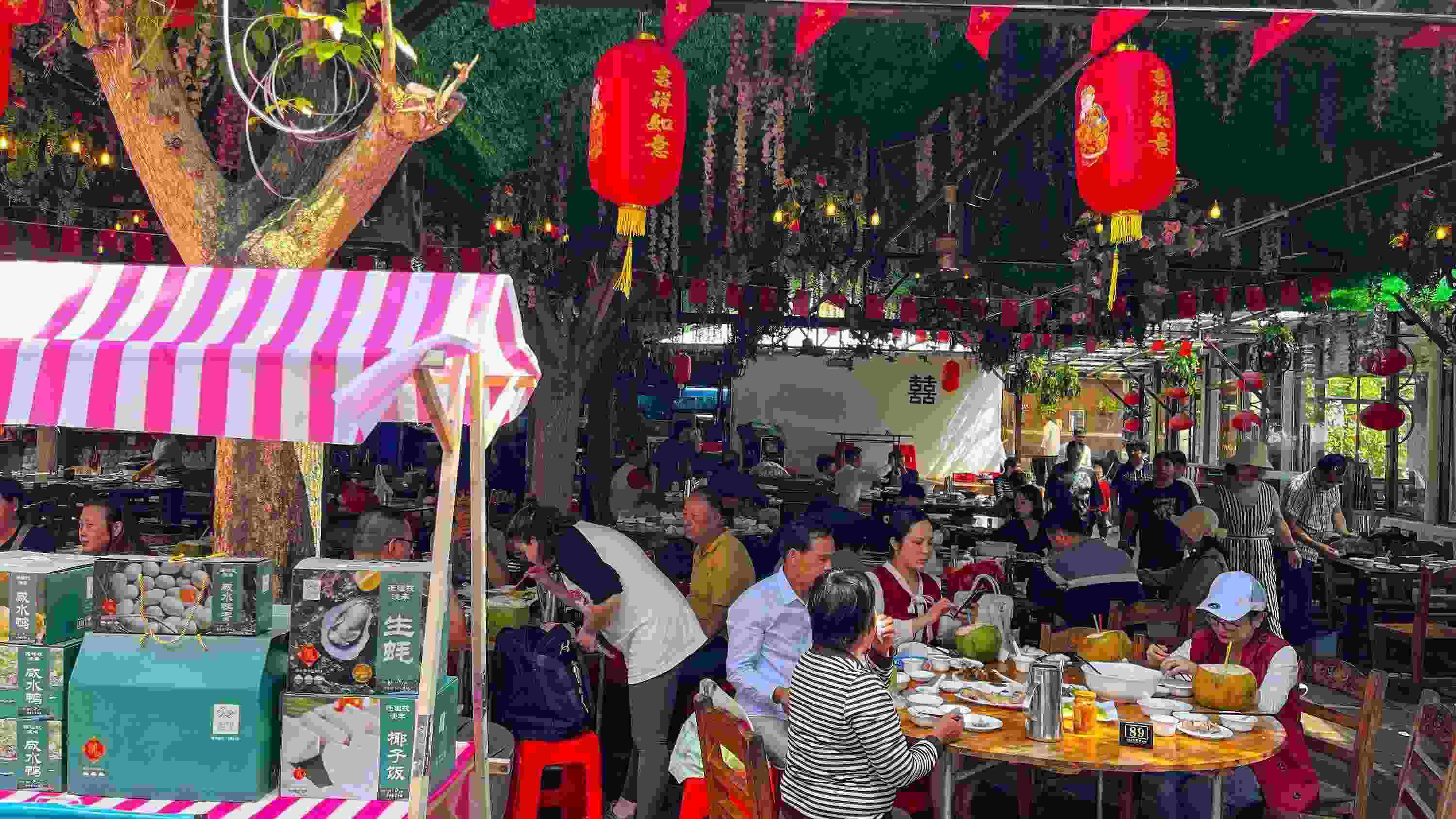 △ 2024年2月17日，春節(jié)假期最后一天，?？卩l(xiāng)村旅游持續(xù)火爆，眾多游客前往漁家樂品嘗特色海鮮和鄉(xiāng)村美食。