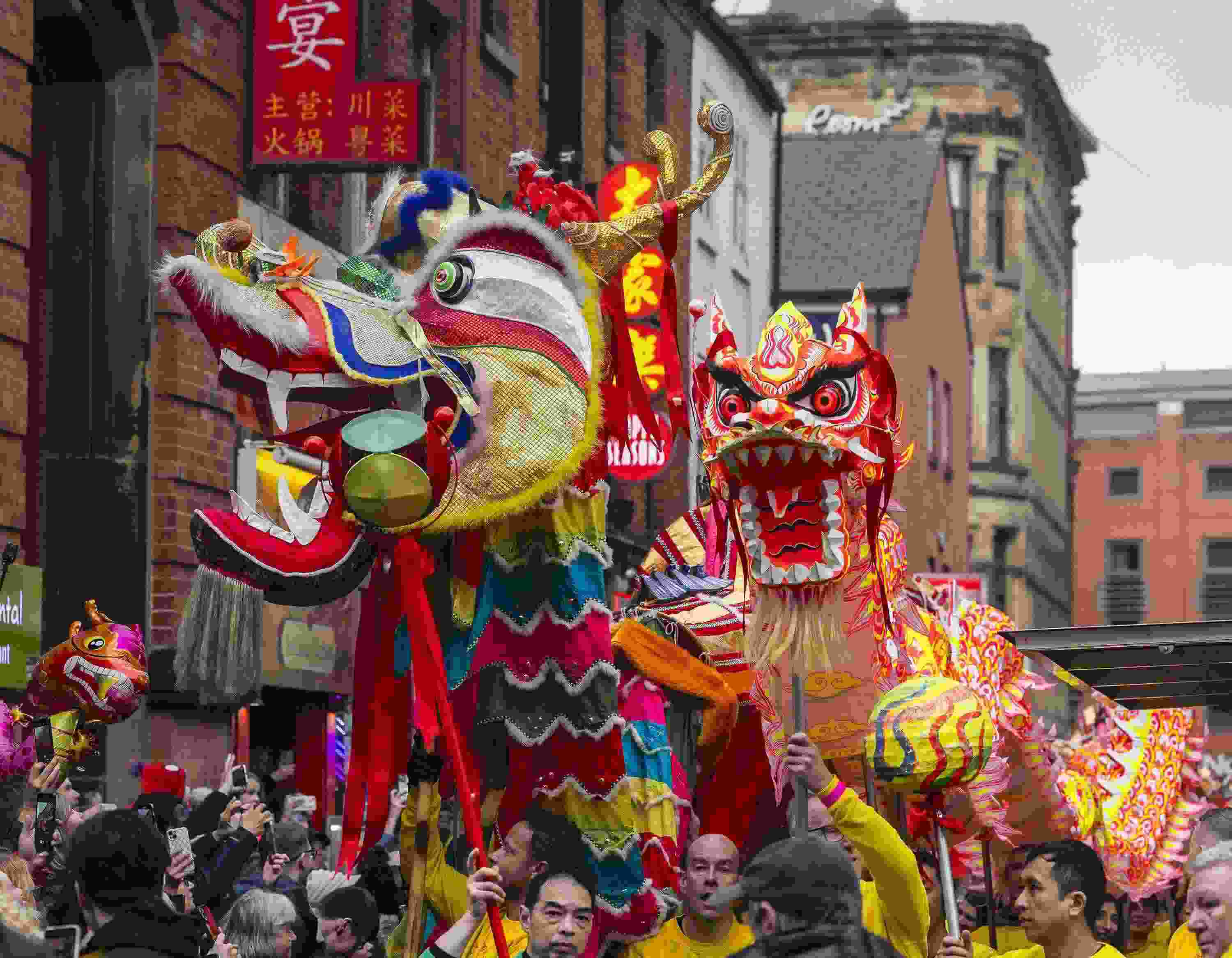 △ 當?shù)貢r間2024年2月11日，英國曼徹斯特，表演者進入中國城，參加中國農歷龍年春節(jié)的慶?；顒?。