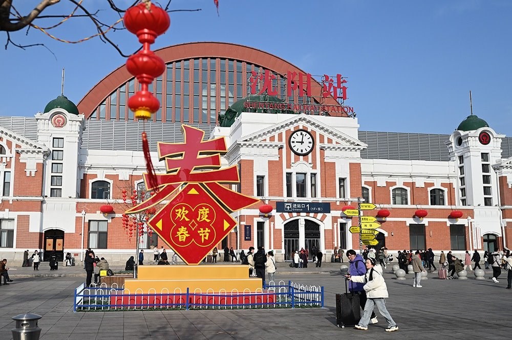 △ 2024年2月17日，沈陽站，人們拉著大大小小的行李箱，踏上了龍年新征程。