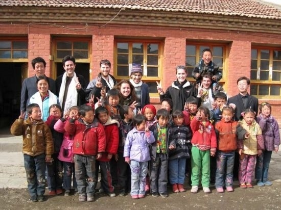 2008年，歐君廷帶領(lǐng)美國大學生到甘肅一所村辦小學訪問教課