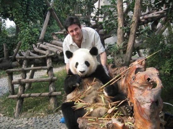 2006年，歐君廷在四川成都和熊貓合影
