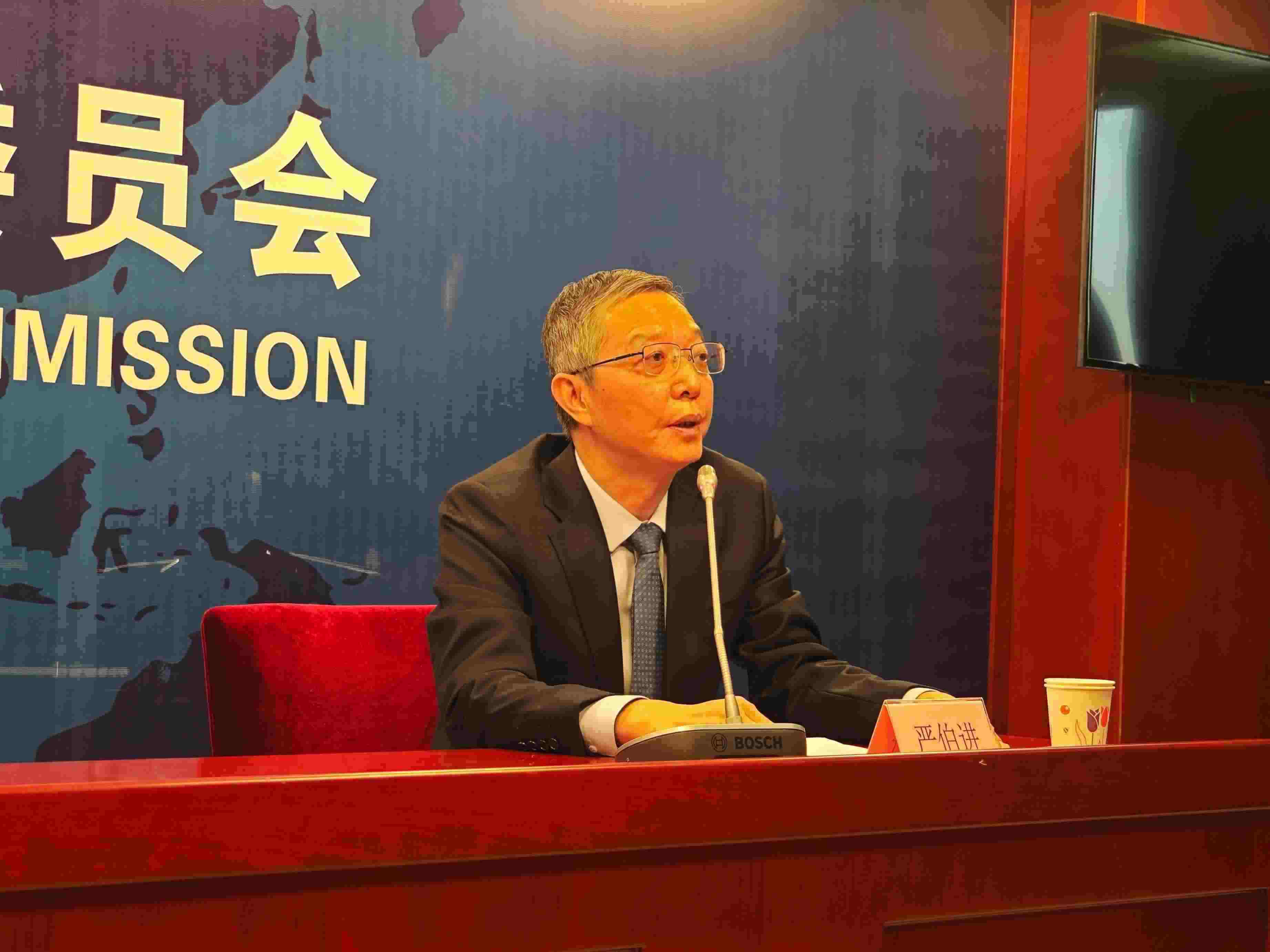 2月23日，嚴(yán)伯進(jìn)在證監(jiān)會(huì)例行新聞發(fā)布會(huì)現(xiàn)場(chǎng)。 人民網(wǎng) 黃盛 攝