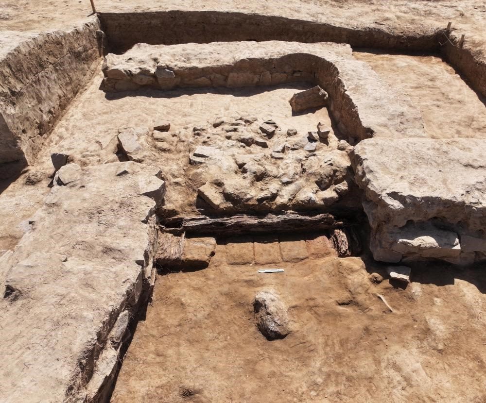 這是都蘭熱水墓群北一區(qū)M37號(hào)（“羊圈墓”）祭祀建筑的木質(zhì)門構(gòu)。