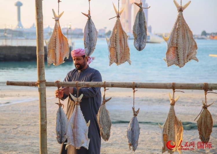  手工藝者展示如何晾曬魚(yú)干。人民網(wǎng) 塔里克·易卜拉欣攝