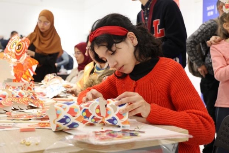 參與者在制作元宵彩燈。拉巴特中國(guó)文化中心供圖