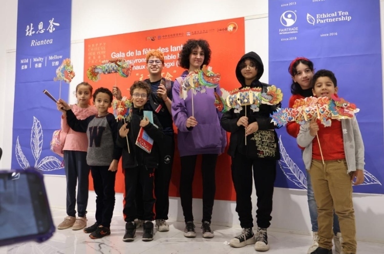 孩子們拿著元宵彩燈合影。拉巴特中國(guó)文化中心供圖