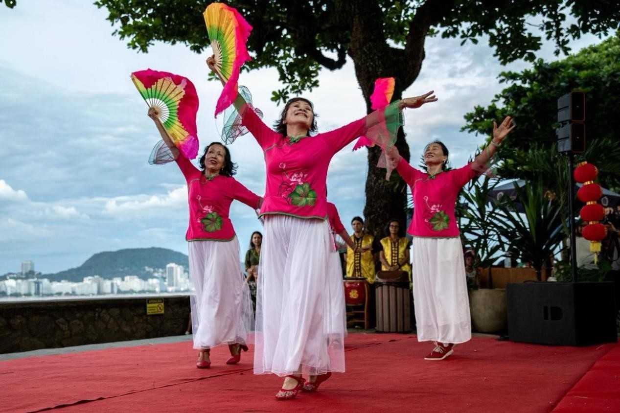 當(dāng)?shù)貢r(shí)間2月24日晚，2024年元宵節(jié)慶?；顒?dòng)在巴西里約熱內(nèi)盧市科帕卡巴納要塞舉辦。巴西山河文化促進(jìn)中心供圖