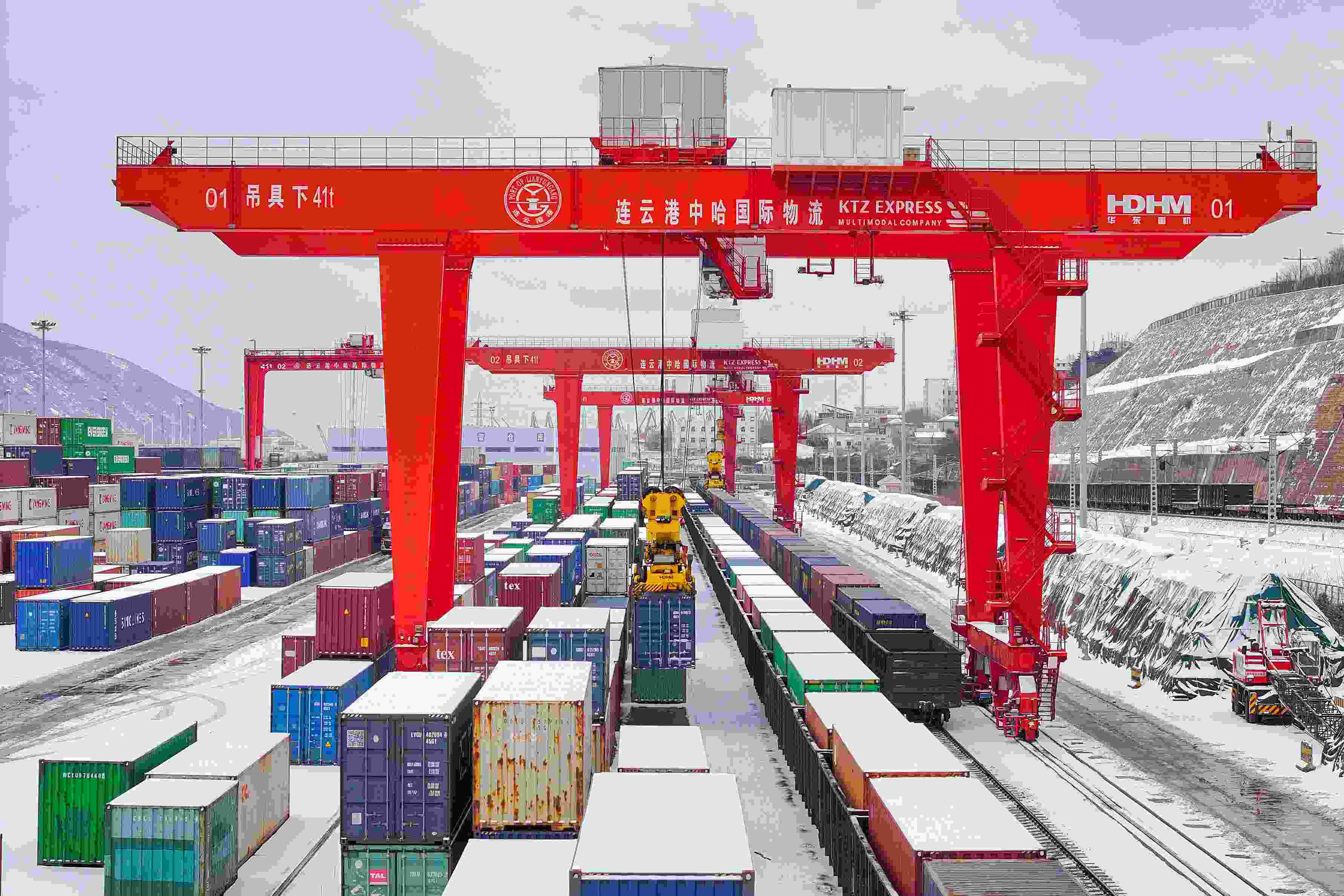 2024年2月22日，江蘇省連云港市中哈連云港物流合作基地，大型機(jī)械正在吊裝集裝箱。