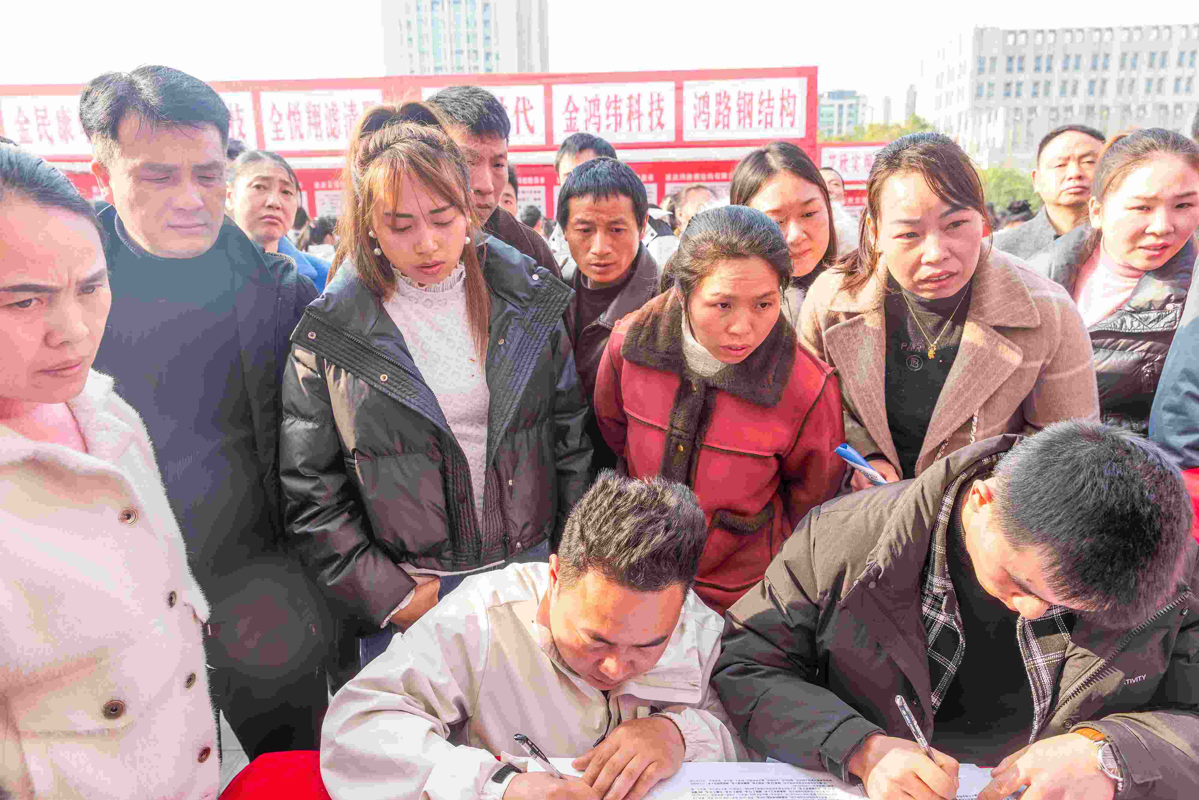 △ 2024年2月19日，重慶市南川區(qū)舉辦2024“春風行動”招聘會，為企業(yè)和求職者牽線搭橋，助力務工人員返崗就業(yè)、企業(yè)復產(chǎn)復工。