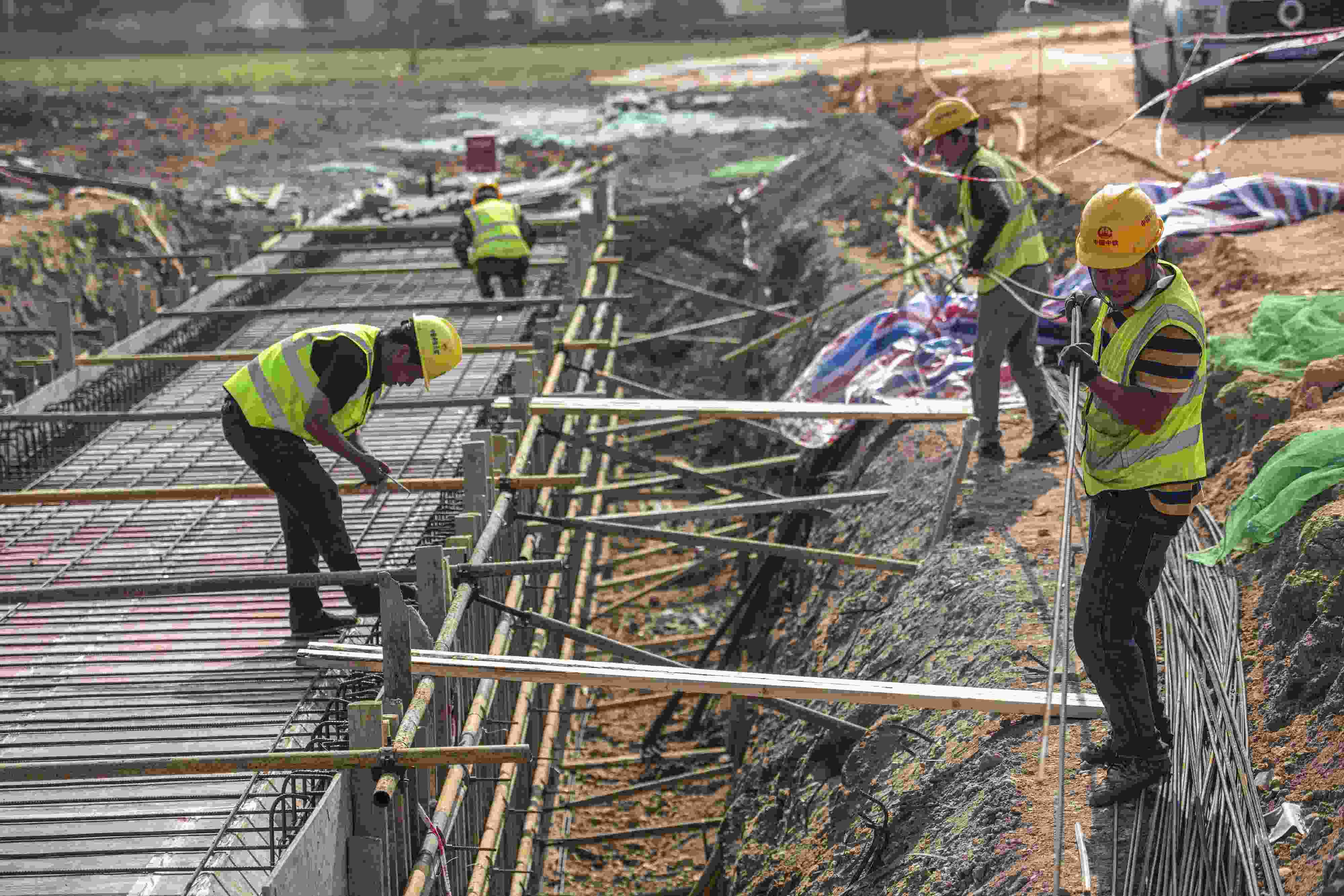 △ 2024年2月20日，海南省瓊海市，工程機械在博鰲樂城國際醫(yī)療旅游先行區(qū)康健路上加緊施工。