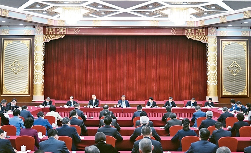 2023年3月6日，中共中央總書記、國家主席、中央軍委主席習近平看望參加全國政協(xié)十四屆一次會議的民建、工商聯(lián)界委員，并參加聯(lián)組會，聽取意見和建議。中共中央政治局常委、全國政協(xié)十四屆一次會議主席團會議主持人王滬寧，中共中央政治局常委蔡奇、丁薛祥參加看望和討論。 新華社記者 謝環(huán)馳/攝