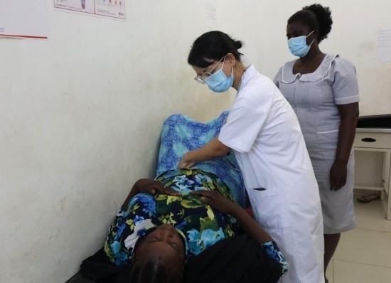 2023年2月27日，在塞拉利昂首都弗里敦，一名中國(guó)醫(yī)療隊(duì)的醫(yī)生正在為患者檢查身體。