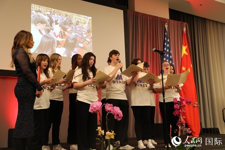 馬斯卡廷中學的學生們還深情演唱了表現(xiàn)中美兩國人民友誼的歌曲《情緣留住永恒的記憶》。 人民網(wǎng)記者 李志偉攝
