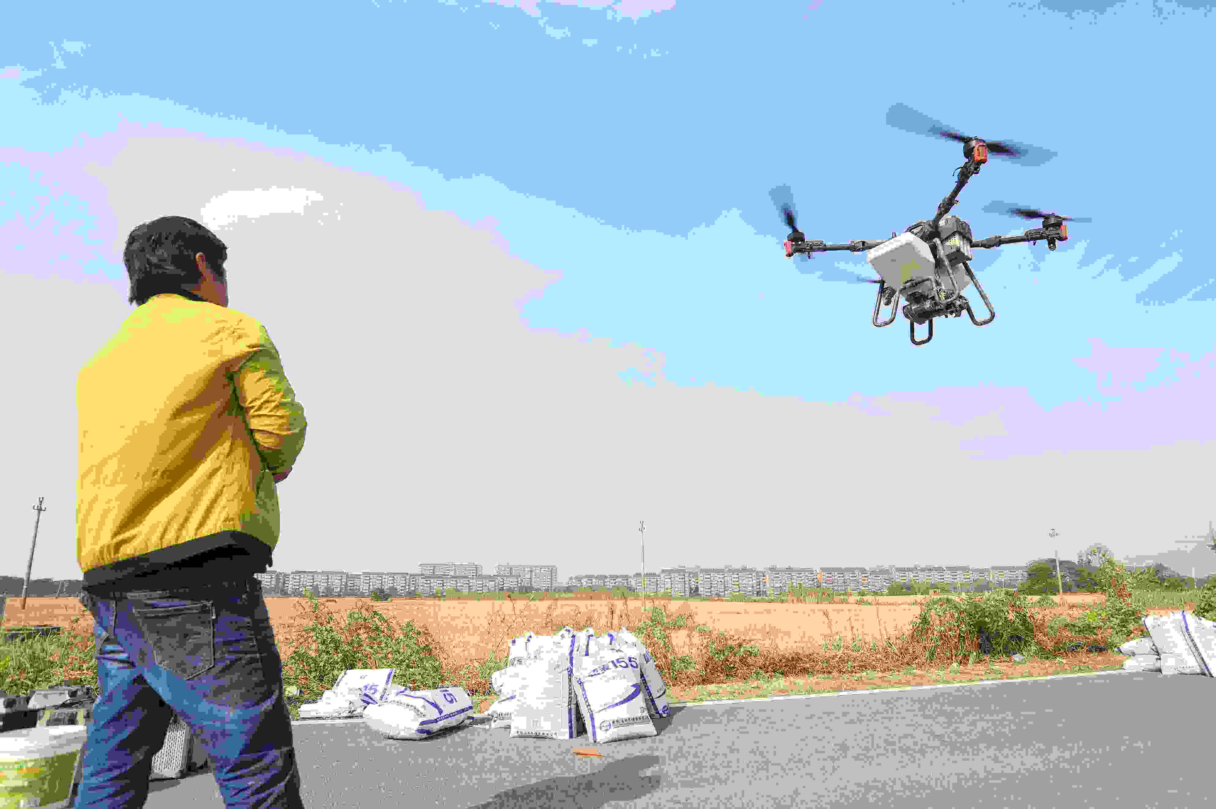 2023年11月15日，浙江嘉興，南湖區(qū)七星街道一處農(nóng)田里，農(nóng)民操縱無(wú)人機(jī)進(jìn)行冬小麥飛播。