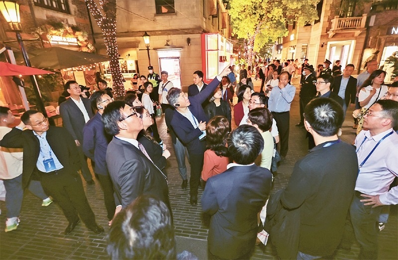 2023年4月18日，全國(guó)無(wú)黨派人士考察團(tuán)來(lái)到位于上海市黃浦區(qū)的上海新天地開放式街區(qū)考察夜經(jīng)濟(jì)。 新華社記者 王翔/攝