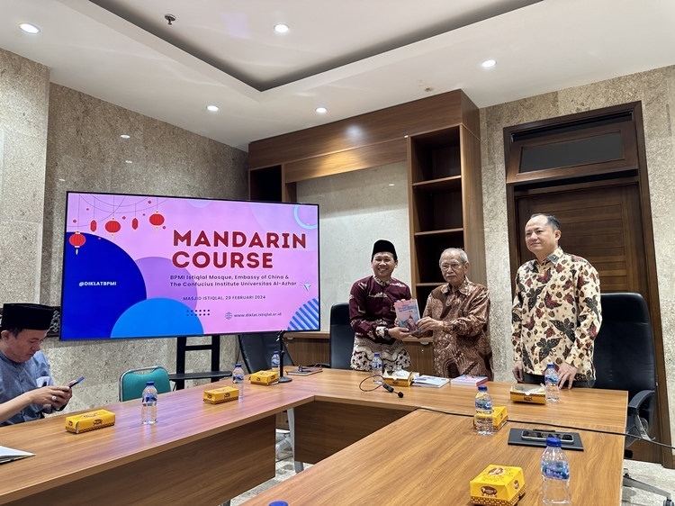 阿拉扎大學(xué)孔子學(xué)院向獨立清真寺贈書。阿拉扎大學(xué)孔子學(xué)院供圖