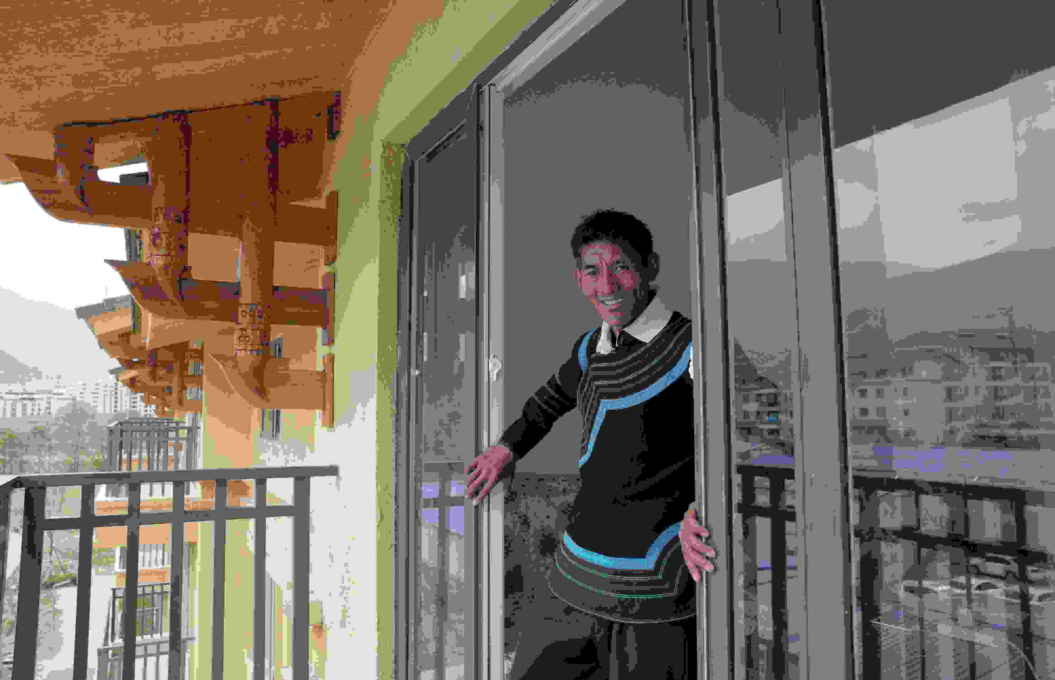 2020年5月14日，四川涼山彝族自治州昭覺縣，“懸崖村”村民某色伍哈入住新房。