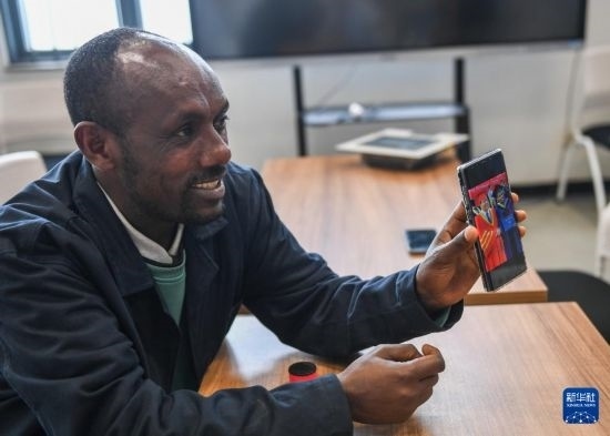 2月15日，在亞的斯亞貝巴的埃塞俄比亞聯(lián)邦職業(yè)技術(shù)培訓(xùn)學(xué)院，魯班工坊當(dāng)?shù)亟處熂s納斯·阿凱萊（中文名艾友涵）展示在中國學(xué)習(xí)時的照片。