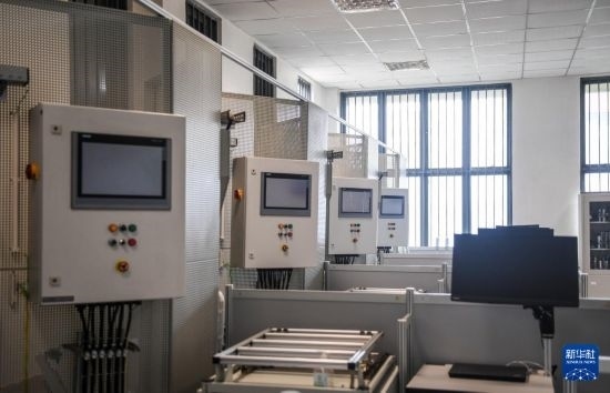 這是2月15日在亞的斯亞貝巴的埃塞俄比亞聯(lián)邦職業(yè)技術(shù)培訓(xùn)學(xué)院魯班工坊內(nèi)拍攝的機電一體化設(shè)備。