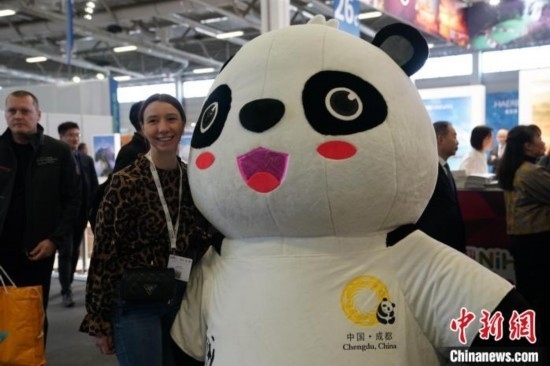 3月5日，2024年柏林國際旅游交易會(ITB)在柏林會展中心拉開帷幕。以“你好！中國”為主題的中國展區(qū)當(dāng)日亮相展會。圖為觀眾與大熊貓人偶合影。中新社記者 馬秀秀 攝