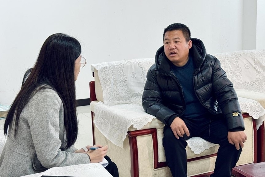 人民網(wǎng)記者采訪“在水一方”小區(qū)住戶(hù)。人民網(wǎng) 高清揚(yáng)攝