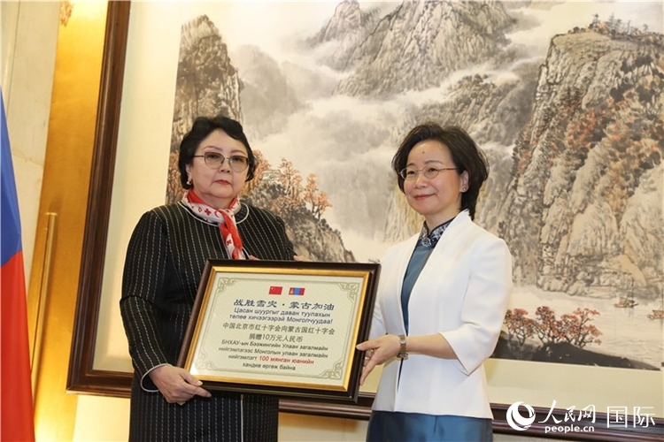 沈大使向寶勞爾瑪（左）秘書長轉交捐款。人民網記者 霍文攝