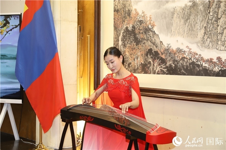 古箏表演。人民網記者 霍文攝