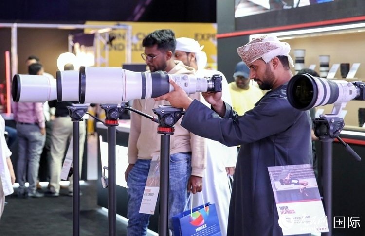 參觀者在體驗攝影設備。人民網(wǎng)塔里克·易卜拉欣攝