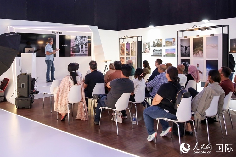 觀眾在參加攝影講座。人民網(wǎng)塔里克·易卜拉欣攝