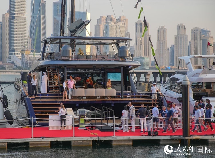 觀眾在參觀游艇。人民網(wǎng) 塔里克·易卜拉欣攝