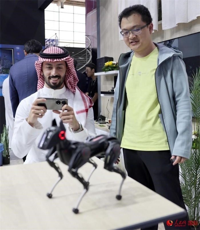 一名觀眾在體驗(yàn)操作機(jī)器狗。人民網(wǎng)記者 管克江攝