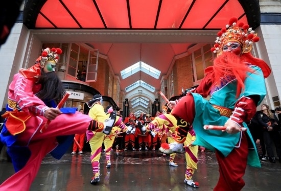  2024年2月10日，來自廣東普寧的英歌舞團演員在英國倫敦伯靈頓拱廊街表演英歌舞。新華社記者 李穎 攝