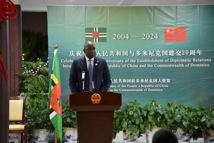 多米尼克總理斯凱里特在中多建交20周年招待會(huì)上致辭。中國(guó)駐多米尼克大使館供圖