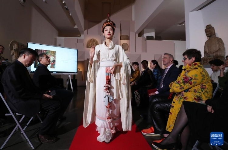 3月13日，在位于法國巴黎的吉美國立亞洲藝術(shù)博物館，模特展示敦煌復(fù)原服飾。新華社記者 高靜 攝
