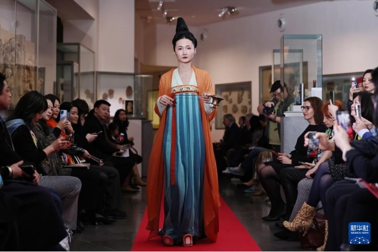 3月13日，在位于法國巴黎的吉美國立亞洲藝術(shù)博物館，模特展示敦煌復(fù)原服飾。新華社記者 高靜 攝